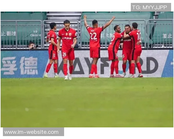 上海海港在中超联赛第29轮中以三球优势战胜浙江俱乐部绿城展现强劲实力